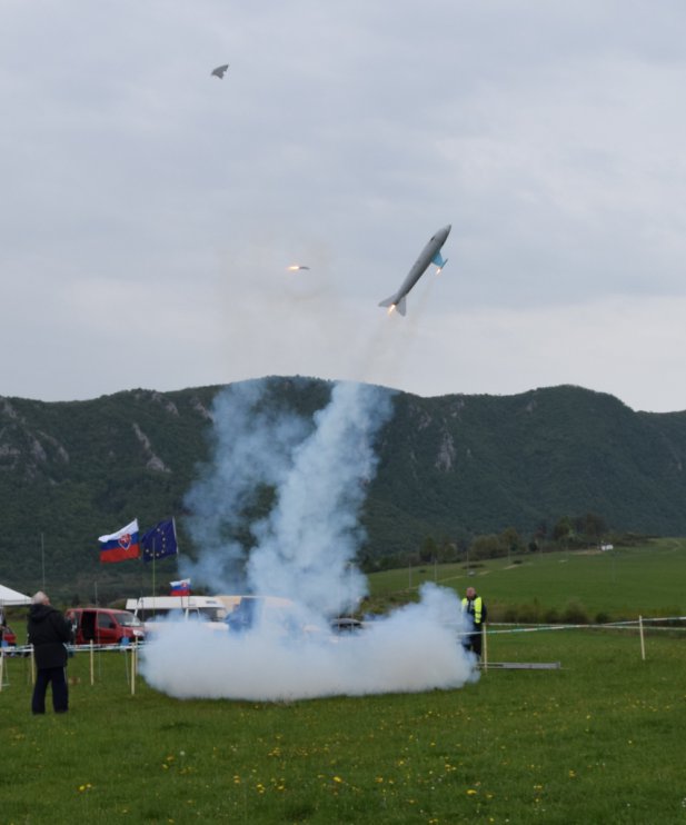  Delfin let pokracuje 